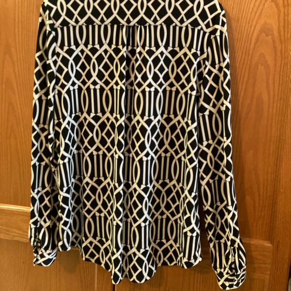 COPY - GRIFFLIN Dress blouse, gold-tone chain accent at the neckline. Roll tab … - Picture 8 of 10